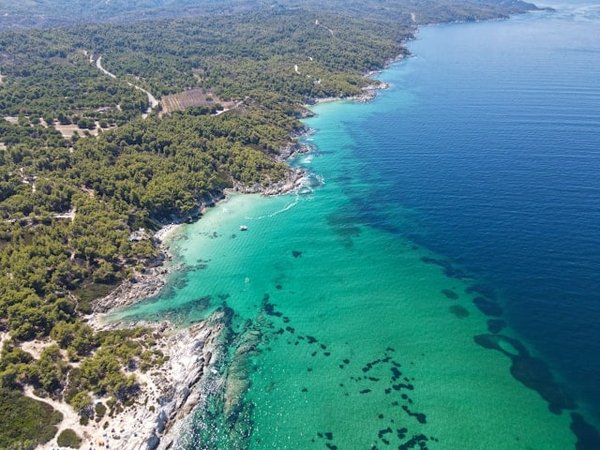 Comment organiser une excursion en voilier privé autour des îles grecques moins connues ?